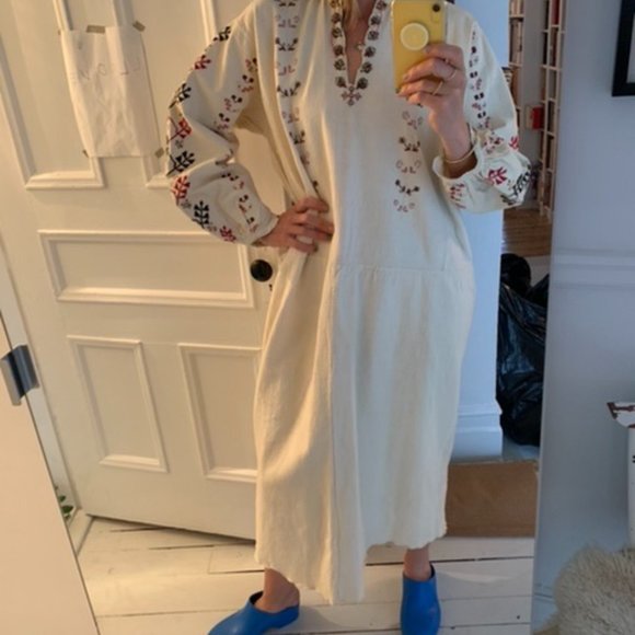 Hand-embroidered red+blackwork cotton-linen dress - Picture 2 of 9